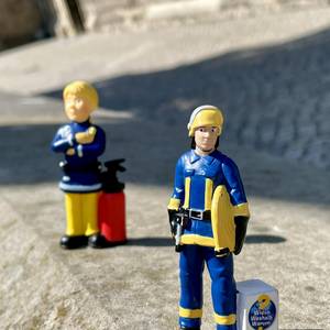 Zwei Tonie-Figuren stehen auf einer Mauer