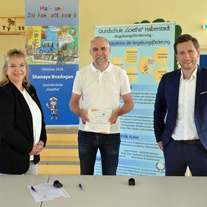 Schulleiterin Cornelia Henke, Gesellschafter Steffen Lauterbach und Oberbürgermeister Daniel Szarata freuen sich über den Kooperationsvertrag ©Stadt Halberstadt / Holger Wegener