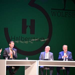 Podiumsdiskussion – v.l.n.r. OB Dennis Weilmann, OB Daniel Szarata, Prof. Rolf Schnellecke, Gerd Gies (Ministerpräsident a.D.) sowie Prof. Rolf Schnellecke (OB von Wolfsburg 2001 – 2011) ©Stadt Halberstadt