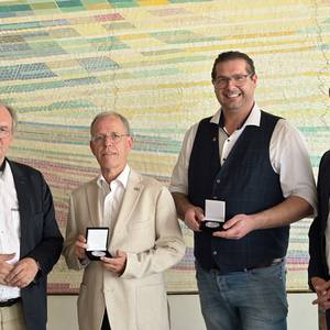 Ministerpräsident Dr. Reiner Haseloff MdL, Stadtratspräsident Dr. Volker Bürger, Lions-Präsident René Mittag und Oberbürgermeister Daniel Szarata freuen sich über die Verleihung der Ehrenmedaillen ©Stadt Halberstadt