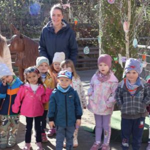 15 Kinder der „Hasen“-Gruppe aus der Kita „Waldblick“ besuchten und schmückten den Tiergarten Halberstadt ©Stadt Halberstadt
