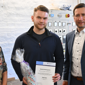 Betriebsleiterin Ulrike Lemme und Oberbürgermeister Daniel Szarata freuen sich mit Dominik Winningstedt über das Weiterbildungsstipendium ©Stadt Halberstadt / Holger Wegener