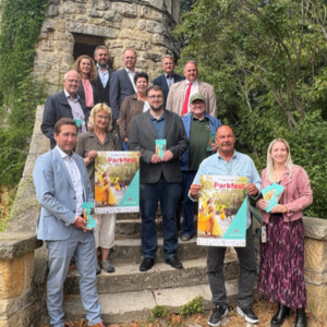 Voller Vorfreude auf das Parkfest 2025: Auf der Treppe des Belvederes zeigen Stadt und Sponsoren mit Plakaten und Flyern, was die Gäste am 2. August erwartet – ein Tag voller Musik, Begegnung und Le-bensfreude im Herzen der Spiegelsberge. ©Stadt Halberstadt, Jeannette Schroeder