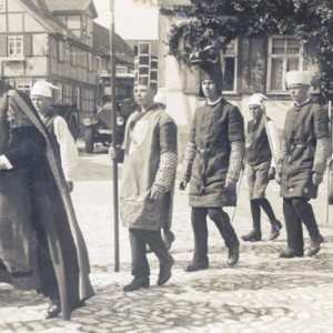 Auftritt des Lebendschach-Ensembles in Ströbeck, ca. 1930 ©Sammlung Schachmuseum Ströbeck Auftritt des Lebendschach-Ensembles in Ströbeck, ca. 1930 ©Sammlung Schachmuseum Ströbeck