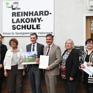 Große Freude über den Besuch von Bildungsminister Jan Riedel (5.v.l.) und den Förderbescheid ©Holger Wegener, Stadt Halberstadt