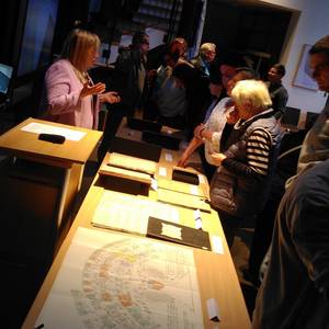 Archivarin Janin Spott zeigt ausgewählte Archivalien aus dem Stadtarchiv Halberstadt zum Thema Familienforschung ©Stadtarchiv Halberstadt
