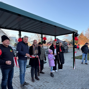 Beim Durchschneiden des Bandes am neuen Wartehäuschen in der Sargstedter Siedlung (von links): Christian Schneider, Vorsitzender des Siedler-Vereins, Timo Günther, stellvertretender Oberürgermeister, Detlef Rosenbusch (TSB Harz), Klaus Meissner vom Siedlerverein, Marie Kelle sowie Vertreterinnen der Harz-Sparkasse ©Stadt Halberstadt, Jeannette Schroeder Beim Durchschneiden des Bandes am neuen Wartehäuschen in der Sargstedter Siedlung (von links): Christian Schneider, Vorsitzender des Siedler-Vereins, Timo Günther, stellvertretender Oberürgermeister, Detlef Rosenbusch (TSB Harz), Klaus Meissner vom Siedlerverein, Marie Kelle sowie Vertreterinnen der Harz-Sparkasse ©Stadt Halberstadt, Jeannette Schroeder