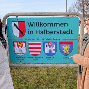 Sandra Pampus, Mitarbeiterin Kulturmarketing, und Nancy Wesemeier, Leiterin Stadtmarketing, freuen sich &uuml;ber die frischen Willkommensschilder an den Ortseing&auml;ngen Halberstadts &copy;Stadtmarketing