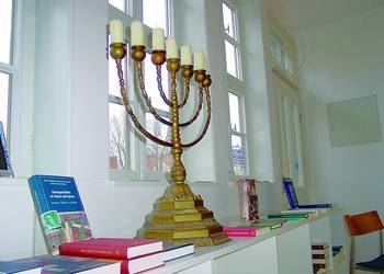 Diese  Menora siebenarmiger Leuchter gehört zu den Ausstellungsstücken im Berend Lehmann Musem. Sie ist eines der wichtigsten religiösen Symbole des Judentums und wurde bei der Staatsgründung Israels in das Staatswappen aufgenommen.