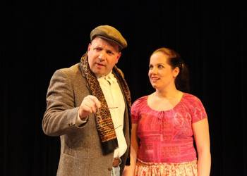 Szene aus Lutz Hübners Theaterkabarett Gretchen 89ff (Julia Siebenschuh und Benedikt-Florian Schörnig).