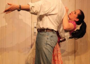 Julia Siebenschuh und Benedikt-Florian Schörnig in der Szene Das Tourneepferd