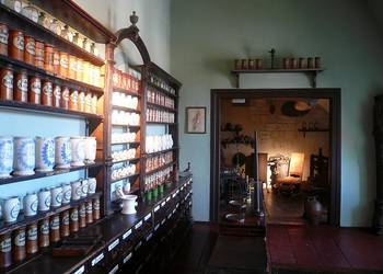 Auch die Apotheke im Städtischen Museum gehört zu einem bedeutenden Schatz lebendiger Vergangenheit des 18. Jahrhunderts in Sachsen - Anhalt