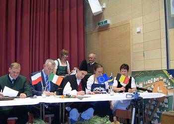 Ortsbürgermeister des Schachdorfes Ströbeck, Jens Müller (4. von rechts), unterschreibt den Kooperationsvertrag der Kulturdörfer.