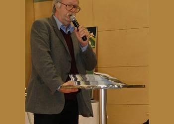 Falls die Presse doch lieber Menschen will, habe ich doch noch ein anderes Foto, von Bert Kisjes, dem Botschafter der Kulturdörfer Europas, während er das Buch Lebenslanger Wandel präsentiert. (Seniorenprojekt) 
(Foto: René Beyer)
