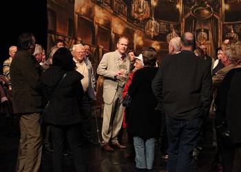 Intendant Johannes Rieger führt durchs Theater