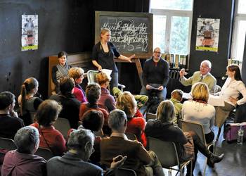 Das Nordharzer Städtebundtheater hat am Sonntag, den 6. Februar, dieses Jahr in seiner Spielstätte im Theater Am Marschlinger Hof in Quedlinburg, seine Türen von 11- 18 Uhr für ca. 1000 Gäste offen gehalten. Das Programmkonzept, das auch eine Premier