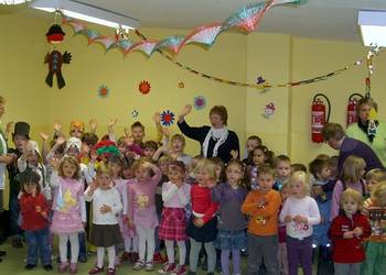 Zwergenland-Kinder begrüßen ihre Geburtstagsgäste