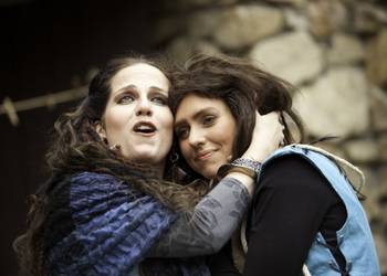 Julia Siebenschuh als Ronjas Mutter Lovis und Susanne Rösch in der Rolle   der Ronja.  Foto: Volker Metzler