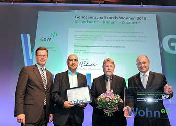 Die Preisverleihung in Berlin: Axel Gedaschko, Präsident des GdW, Karl-Heinz Schönfeld und Uwe Kalabuch (WGH), Rainer Bomba, Staatssekretär im Bundesministerium Bau, Verkehr, Stadtentwicklung (v.l.n.r.)