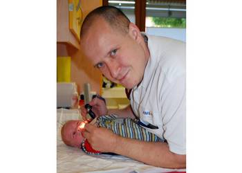 Facharzt Sebastian Schuster ist seit dem 1. Juli Hauptansprechpartner in der Kinderarztpraxis in der Gleimstraße 5. Der 32-Jährige ist selbst Vater einer kleinen Tochter und kann die Ängste und Sorgen der Eltern seiner kleinen Patienten bestens nachv