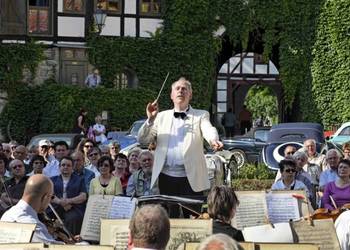 MD Johannes Rieger dirigiert und moderiert die Musikalische Sommerreise