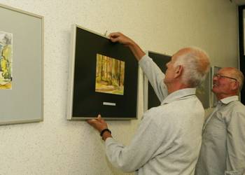 Vor der Vernissage wurden die Bilder von den Künstlern selbst ausgerichtet und zu kleinen Bildergruppen sortiert.
