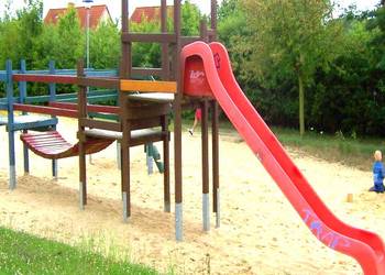 Hinter dem Sportplatz