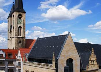 Das Rathaus von Halberstadt- im Hintergrund die Martinikirche