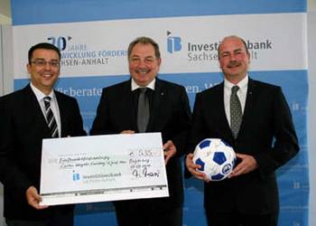 Investitionsbank übergibt Spendenscheck an Kinderheim