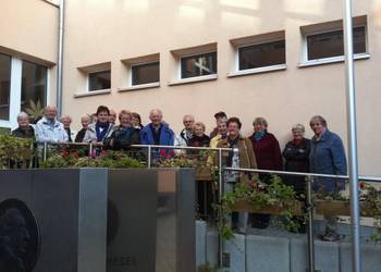 FOTO: Gäste der Stadtsprungaktion vor der Freiherr v. Spiegel -Schule auf dem Weg ins Halberstädter Planetarium.