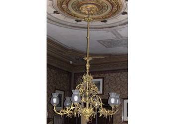 Der Kronleuchter im Saal des Schraube - Museums