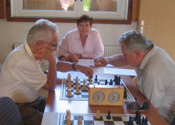 Eberhard Asmus, Renate Krosch und Josef Cacek probieren sich im Ströbecker Schach. Herr Cacek geht aus der Partie siegreich hervor.