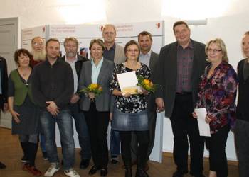 Neben den Urkunden, Preisgeld und Blumen erhielten die Preisträger des Fassadenwettbewerbs 2011 die brandneuen Teelichtkarten mit der Halberstadtsilhouette aus der Stadtinformation.