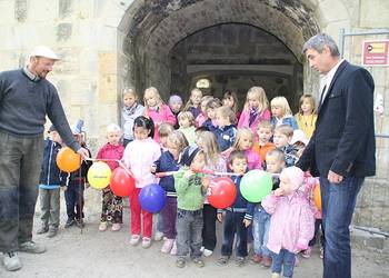Große war Freude nicht nur bei den Jungen und Mädchen der Kita -Regenbogen-, sondern auch bei Steinmetz Frank Zimmer (links) und bei Jörg Wolansky, unter dessen Federführung die Sanierungsarbeiten an der Stadtmauer laufen.