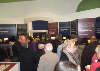 volles Haus_Besucher der Ausstellung Martin Luther - Lebens- und Reformationsgeschichte in Zinnfigurendioramen