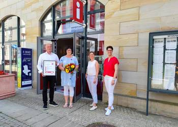 Foto: Tourist Info HBS: stellv. Oberbürgermeister Thomas Rimpler, Christiane Strohschneider, Leiterin der Tourist Information Halberstadt, Theresa Marquardt vom Landestourismusverband Sachsen-Anhalt und Carola Schmidt, Geschäftsführerin des Harzer Tourismusverbandes e. V. freuen sich über die erneute Auszeichnung ©Darya Bondar, Tourist Information Halberstadt Übergabe des Qualitätssiegels ©Darya Bondar, Tourist Information Halberstadt