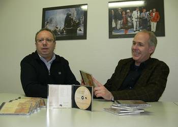 Klaus-Peter Voigt, Geschäftsführer des Sozialwerks im Deutschen Sachsen-Anhalt überreicht dem Intendanten des Nordharzer Städtebundtheaters Johannes Rieger die frisch gepresste CD  - Schlagzeilen & Notenlinien -