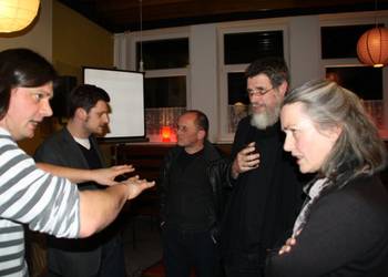 Christian Pischel, Filmwissensachaftler FU Berlin (links hinten), und Sebastian Fust, Dramaturg am Nordharzer Städtebundtheater (links vorn) im Gespräch mit Gästen.