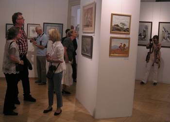 Besucher während der Eröffnung der Ausstellung MoVo -  Modere Vogelmaler im Städtischen Museum in Halberstadt.