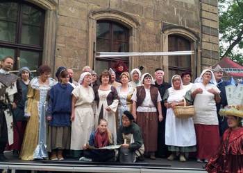 Foto: Jeannette Schroeder - Das Ensemble der Halberstädter Zeitenreise und des Schachvereins Ströbeck erwarten ihre Gäste am 30. August im Museum