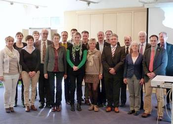 Die Teilnehmerinnen und Teilnehmer der diesjährigen TECLA-Fachtagung gemeinsam mit Halberstadts OB Andreas Henke und Kreiswirtschaftsförderer Bernd Skudelny. (Foto: Maria Winkelmann)