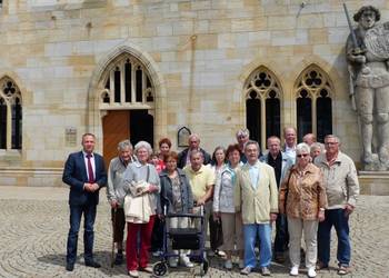 Parkinson Selbsthilfegruppe und Oberbürgermeister Andreas Henke (links) vor dem Halberstädter Rathaus.