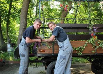 Alexander und Marcel installieren zusammen mit ihren Kollegen die Beleuchtungsanlage am restaurierten Kremser