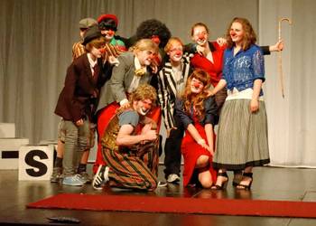Der Theaterclub Halberstadt während einer Aufführung beim Schülertheatertreffen im Jahr 2013