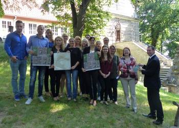 Diese Studierenden der HS Harz haben im Rahmen eines semesterübergr. Projektes unter der Leitung von Prof. Dr. Sabine Elfring (2.v.re.) mit Blick auf die tourist. Aufwertung der Halberstädter Berge eine neue Wanderkarte für diesen Bereich entwickelt