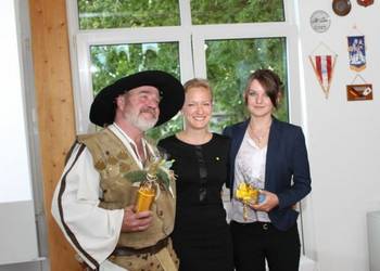 Rolf Heydecke und Jessica Pose von der Halberstadt Information mit Christin Eckstein, Presse- und Öffentlichkeitsarbeit der Stadt Wolfsburg (Mitte) zu Gast beim Internationalen Freundeskreises Wolfsburg e.V