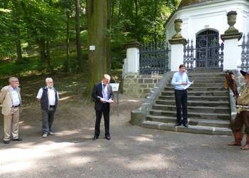 (von links) Prof. Dr. Helmut Minne, Hans Klamroth, ein Vertreter der Halberstädter Freimaurer, Oberbürgermeister Andreas Henke, Mirko Zerwell vom Halberstädter Berge Verein und Räuber Daneil alias Rolf Heydecke von der Halberstadt Information, der be