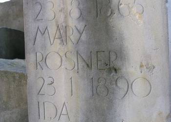 Die Steine der Erinnerung und Verpflichtung vor dem Domportal tragen auch den Namen Mary Rosner.