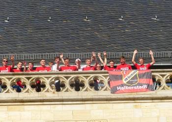Der stolze Blick vom Rathausbalkon: A-Juniorenfußballer vom VfB Germania Halberstadt sind frisch gebackenen Regionalligisten.