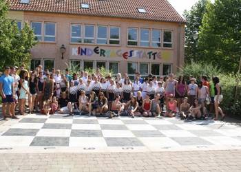 Gruppenfoto mit den Teilnehmern und Teilnehmerinnen des Jugendcamps sowie mit dem Lebendschachensemble.